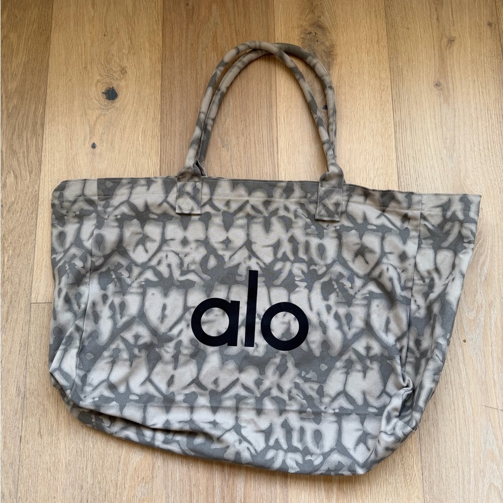 ALO Yoga Patterned Tote in Gray and Black